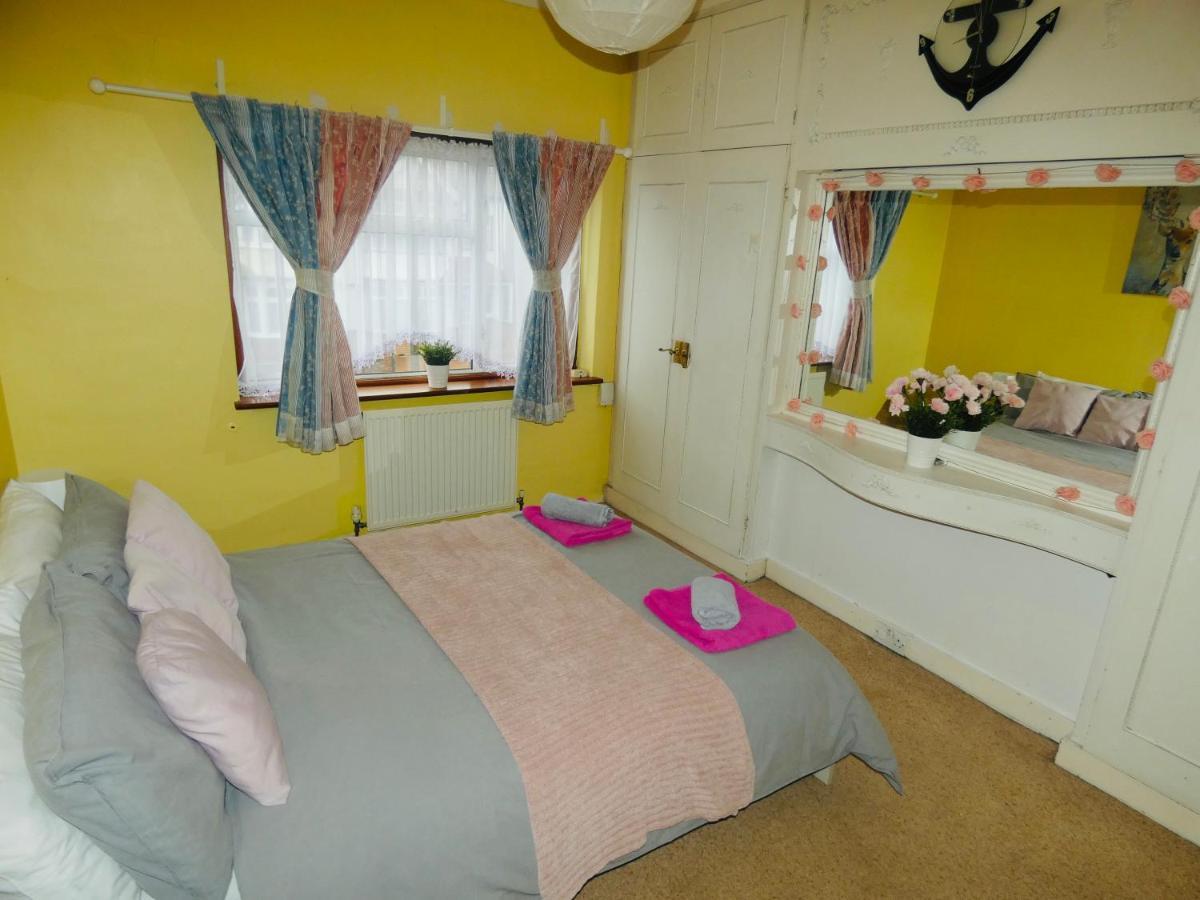Spacious 3 Bed House With Parking & Good Transport South Norwood Bagian luar foto